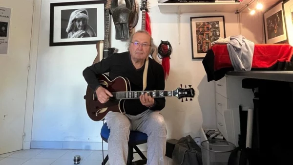 Francis Chaverou is already comfortable with his Conti Entrada archtop jazz guitar in Port Wine finish, featuring the midnight hardware package